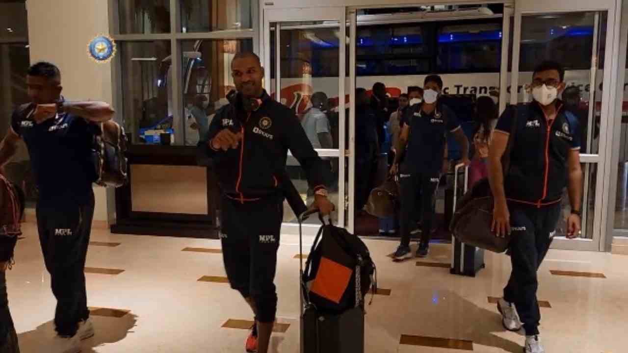 West Indies vs India: ట్రినిడాడ్ చేరుకున్న టీమిండియా.. వీడియో West Indies vs India: ట్రినిడాడ్ చేరుకున్న టీమిండియా.. వీడియో