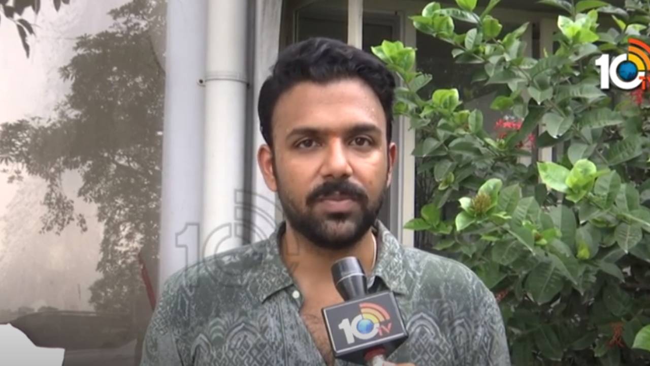 Tharun Bhaskar : టికెట్ రేట్లు పెద్ద సమస్య కాదు.. టాలీవుడ్ సమస్యలపై 10 టీవీతో మాట్లాడిన తరుణ్ భాస్కర్ Tharun Bhaskar : టికెట్ రేట్లు పెద్ద సమస్య కాదు.. టాలీవుడ్ సమస్యలపై 10 టీవీతో మాట్లాడిన తరుణ్ భాస్కర్
