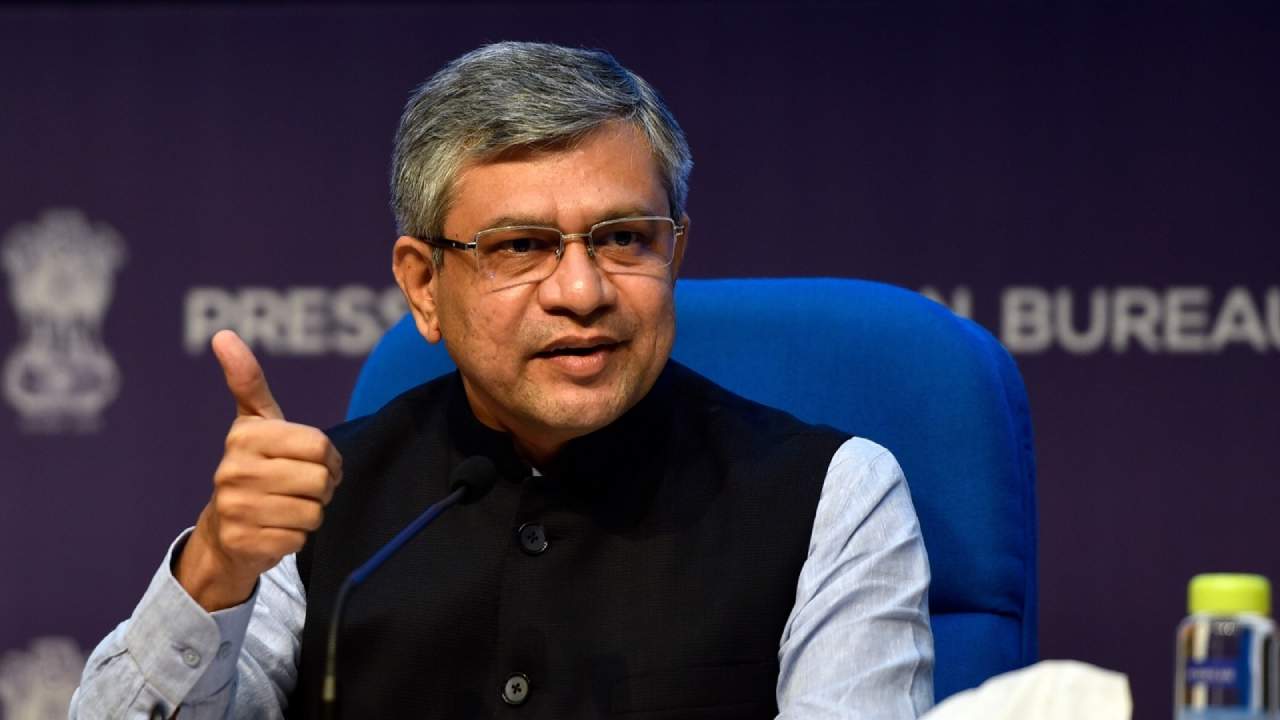 5G Services In India: అక్టోబర్ నుంచి 5జీ సేవలు.. అందుబాటులోనే ఛార్జీలు: టెలికాం మంత్రి అశ్విని 5G Services In India: అక్టోబర్ నుంచి 5జీ సేవలు.. అందుబాటులోనే ఛార్జీలు: టెలికాం మంత్రి అశ్విని