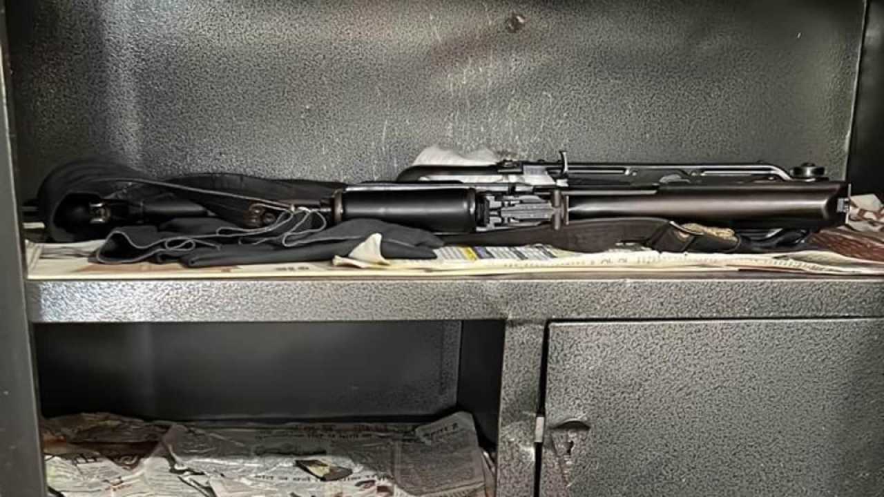 AK 47s found: ఈడీ దాడుల్లో ఏకే-47 రైఫిళ్లు స్వాధీనం.. భారత జవాన్లకు చెందినవిగా గుర్తింపు AK 47s found: ఈడీ దాడుల్లో ఏకే-47 రైఫిళ్లు స్వాధీనం.. భారత జవాన్లకు చెందినవిగా గుర్తింపు