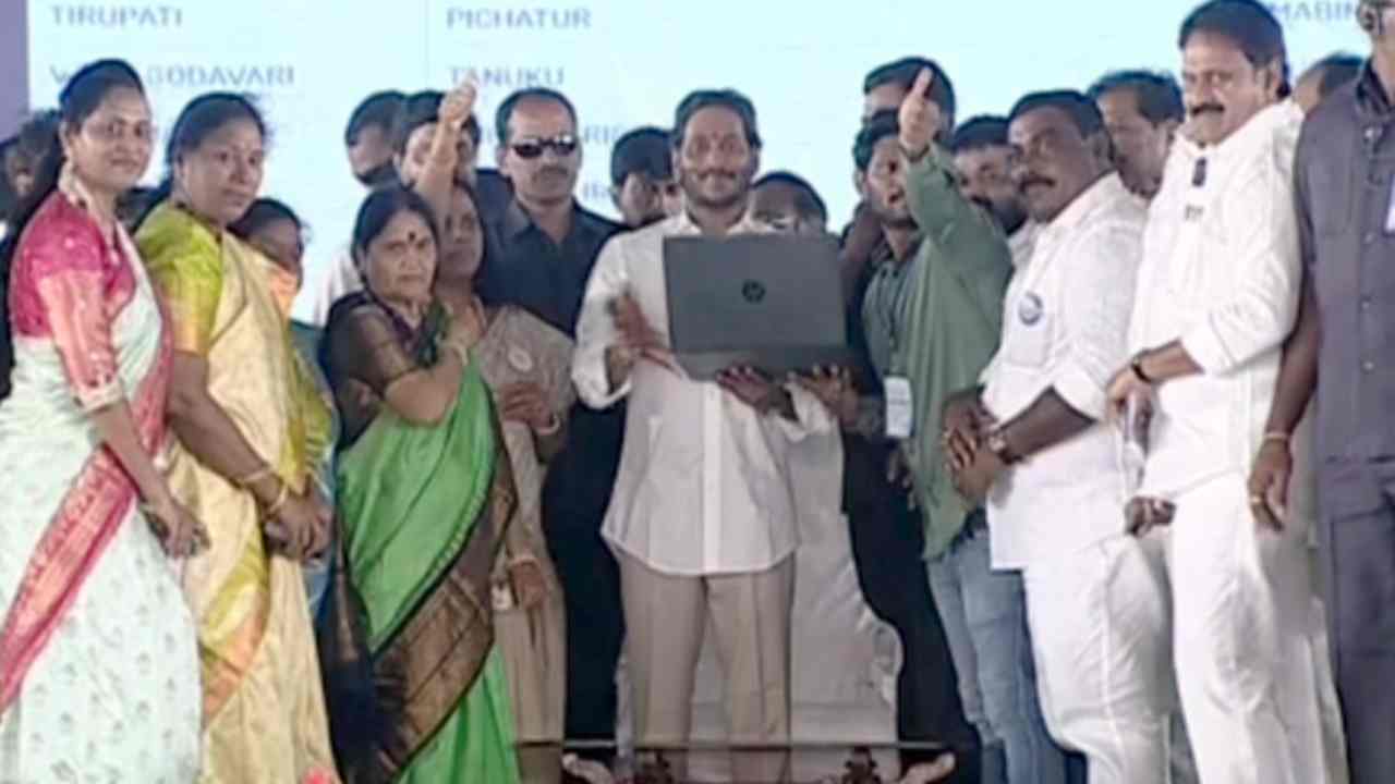Jagananna Vidya Deevena: పిల్లలకు మనమిచ్చే విలువైన ఆస్తి చదువు.. విద్యార్థుల ఫీజు ఎంతైనా ప్రభుత్వమే భరిస్తుంది. Jagananna Vidya Deevena: పిల్లలకు మనమిచ్చే విలువైన ఆస్తి చదువు.. విద్యార్థుల ఫీజు ఎంతైనా ప్రభుత్వమే భరిస్తుంది.