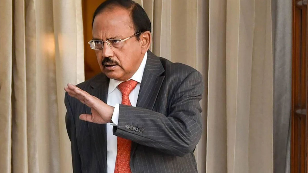 Security breach: అజిత్ ధోవల్ ఇంటి వద్ద భద్రతా లోపం.. ముగ్గురు కమాండోల తొలగింపు Security breach: అజిత్ ధోవల్ ఇంటి వద్ద భద్రతా లోపం.. ముగ్గురు కమాండోల తొలగింపు