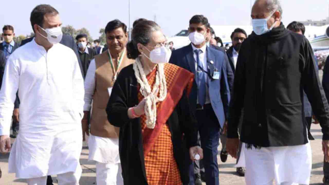 Ashok Gehlot: కాంగ్రెస్ అధ్యక్షుడిగా తెరపైకి అశోక్ గెహ్లాట్ పేరు.. ఆయన ఏమన్నారంటే? Ashok Gehlot: కాంగ్రెస్ అధ్యక్షుడిగా తెరపైకి అశోక్ గెహ్లాట్ పేరు.. ఆయన ఏమన్నారంటే?
