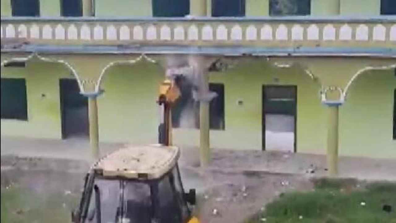 Assam: తీవ్రవాదులతో లింకులు.. మదర్సాలు కూల్చివేస్తున్న అసోం సర్కార్ Assam: తీవ్రవాదులతో లింకులు.. మదర్సాలు కూల్చివేస్తున్న అసోం సర్కార్