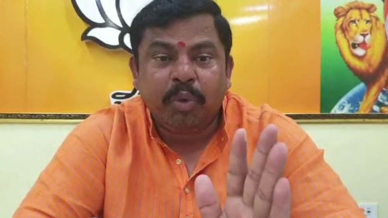 MLA Raja Singh Challenge :‘మీరు నిజమైన దేశభక్తులైతే జాతీయ జెండా ఎగురవేసి సెల్యూట్ చేయండి’..ఆ ముగ్గురికి రాజాసింగ్ సవాల్ MLA Raja Singh Challenge :‘మీరు నిజమైన దేశభక్తులైతే జాతీయ జెండా ఎగురవేసి సెల్యూట్ చేయండి’..ఆ ముగ్గురికి రాజాసింగ్ సవాల్