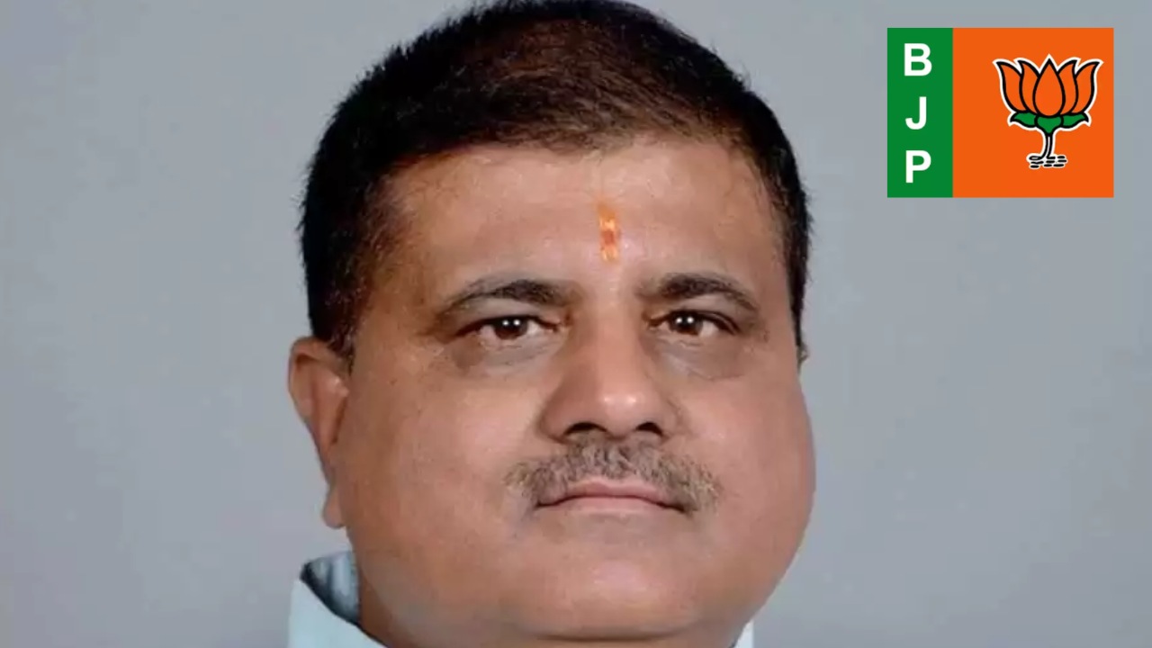 BJP Chief Mahendra Bhatt comments : ‘జాతీయ జెండా లేని ఇళ్లను ఫొటో తీయండి’..బీజేపీ నేత సంచలన వ్యాఖ్యలు BJP Chief Mahendra Bhatt comments : ‘జాతీయ జెండా లేని ఇళ్లను ఫొటో తీయండి’..బీజేపీ నేత సంచలన వ్యాఖ్యలు