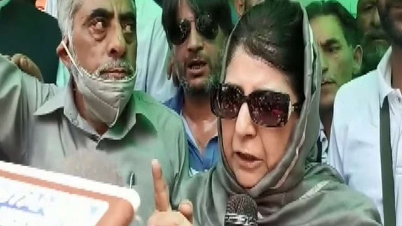 Mehbooba Mufti : త్రివర్ణ పతాకాన్ని కాషాయ జెండాగా మార్చాలని బీజేపీ యత్నిస్తోంది : మెహబూబా ముఫ్తీ Mehbooba Mufti : త్రివర్ణ పతాకాన్ని కాషాయ జెండాగా మార్చాలని బీజేపీ యత్నిస్తోంది : మెహబూబా ముఫ్తీ