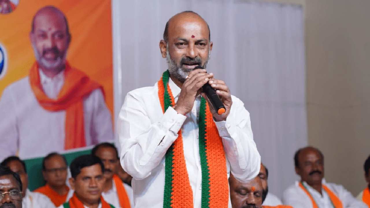 Bandi Sanjay: తెలంగాణ అభివృద్ధిపై బహిరంగ చర్చకు సిద్ధం.. కేసీఆర్కు బండి సంజయ్ సవాల్ Bandi Sanjay: తెలంగాణ అభివృద్ధిపై బహిరంగ చర్చకు సిద్ధం.. కేసీఆర్కు బండి సంజయ్ సవాల్