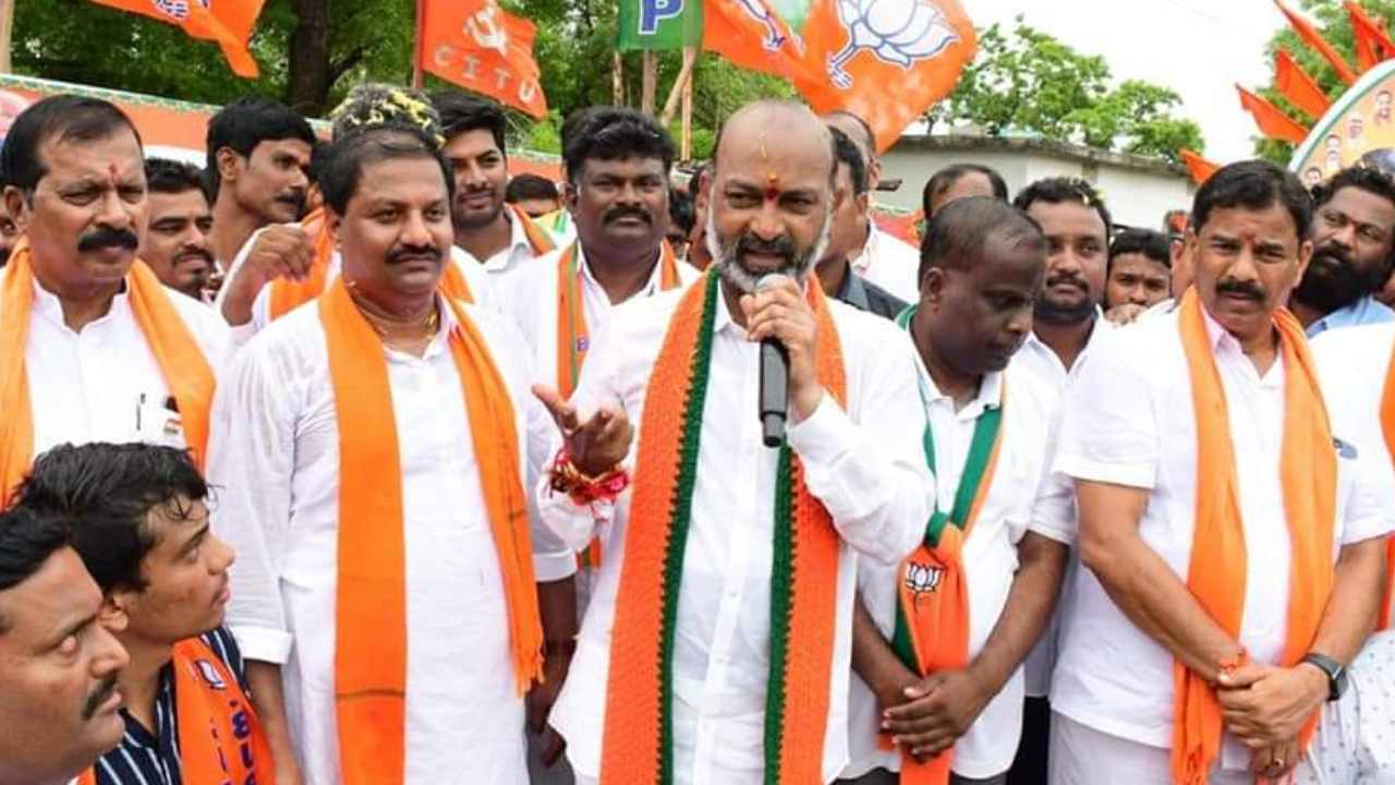 Bandi Sanjay Kumar: బీజేపీ ప్రభుత్వం నిజంగా ఈడీని వాడుకోవాలని చూస్తే.. తెలంగాణలో వాళ్లుండరు Bandi Sanjay Kumar: బీజేపీ ప్రభుత్వం నిజంగా ఈడీని వాడుకోవాలని చూస్తే.. తెలంగాణలో వాళ్లుండరు