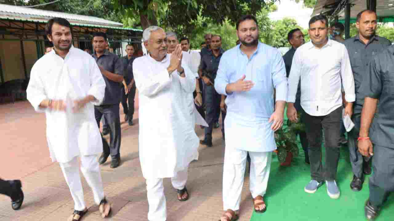 Bihar Cabinet Expansion: బీహార్లో కొలువుదీరిన కొత్త మంత్రి వర్గం.. ఎక్కువ మంది తేజస్వి యాదవ్ పార్టీ నుంచే.. Bihar Cabinet Expansion: బీహార్లో కొలువుదీరిన కొత్త మంత్రి వర్గం.. ఎక్కువ మంది తేజస్వి యాదవ్ పార్టీ నుంచే..