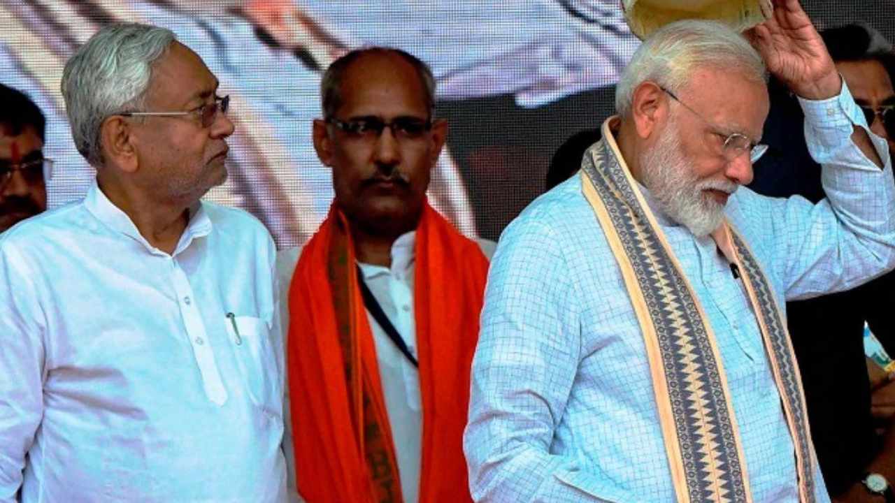 Bihar Political Crisis: బీహార్లో బీజేపీకి షాక్.. ఎన్డీయేకు నితీష్ గుడ్ బై? కాంగ్రెస్, ఆర్జేడీతో కలిసి ప్రభుత్వం ఏర్పాటుకు అడుగులు.. Bihar Political Crisis: బీహార్లో బీజేపీకి షాక్.. ఎన్డీయేకు నితీష్ గుడ్ బై? కాంగ్రెస్, ఆర్జేడీతో కలిసి ప్రభుత్వం ఏర్పాటుకు అడుగులు..