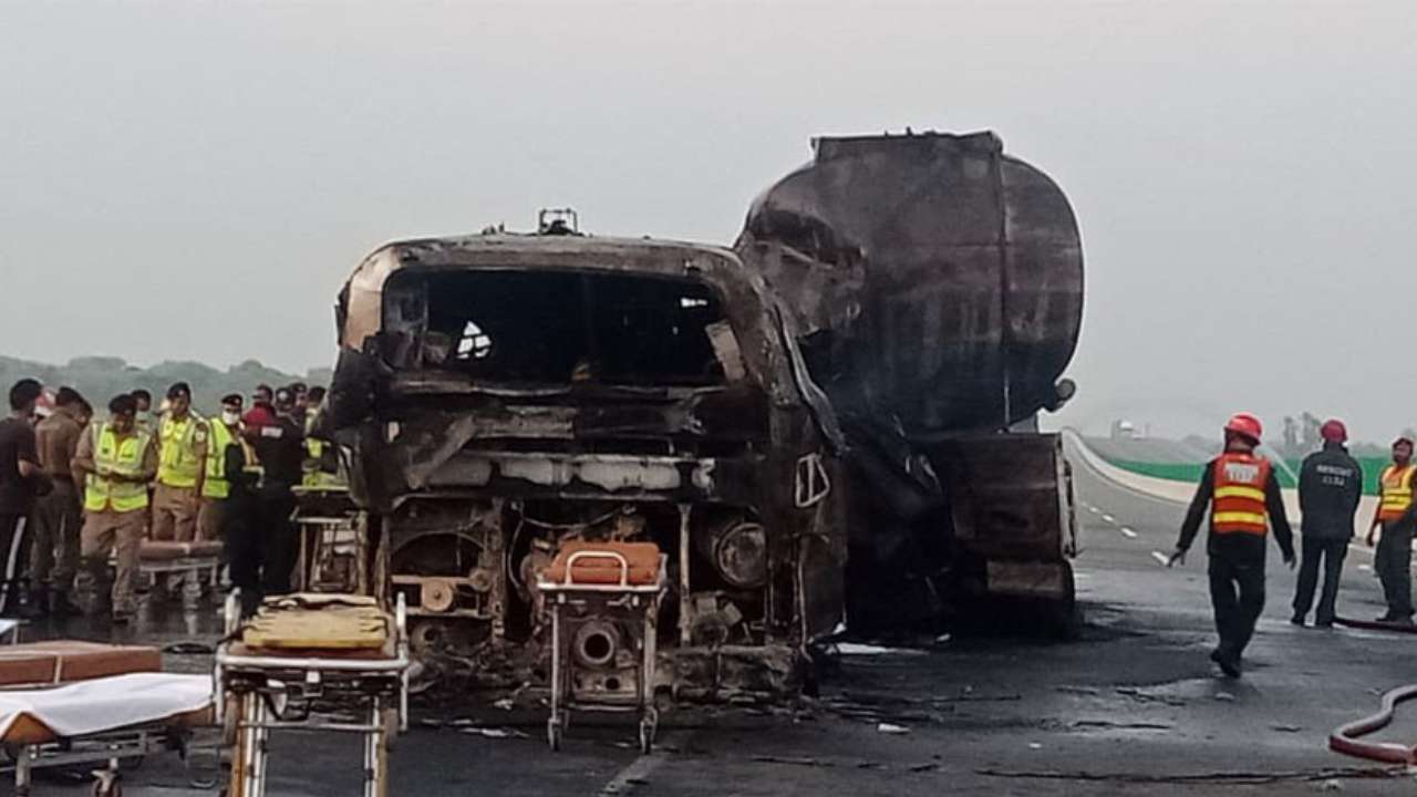 Bus Accident In Pakistan : పెట్రోల్ ట్యాంకర్ను ఢీకొన్న బస్సు.. 20 మంది సజీవ దహనం Bus Accident In Pakistan : పెట్రోల్ ట్యాంకర్ను ఢీకొన్న బస్సు.. 20 మంది సజీవ దహనం