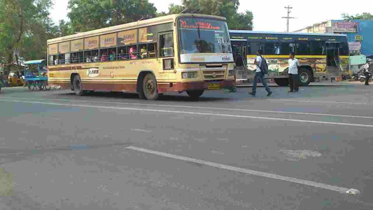 Tamil Nadu: బస్టాప్లో ఆగని బస్సు.. డ్రైవర్, కండక్టర్ సస్పెన్షన్.. ఎందుకంటే? Tamil Nadu: బస్టాప్లో ఆగని బస్సు.. డ్రైవర్, కండక్టర్ సస్పెన్షన్.. ఎందుకంటే?