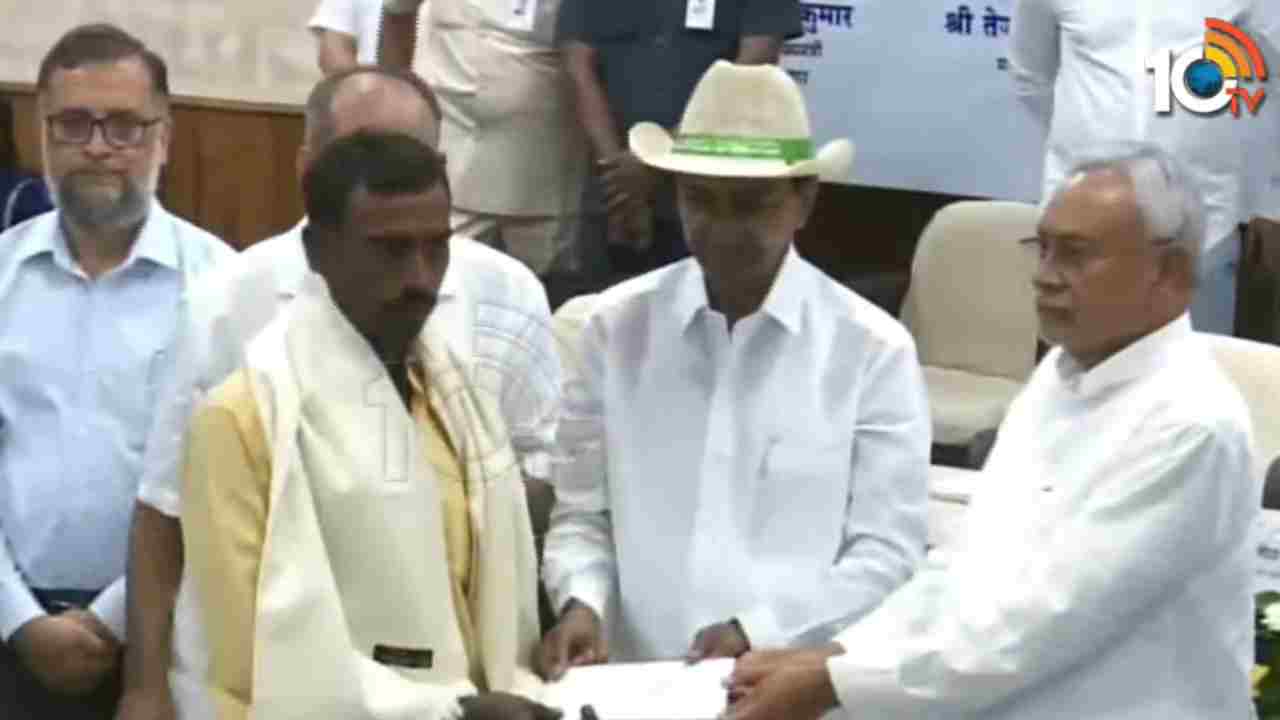 CM KCR Bihar Tour: సైనికుల కుటుంబాలకు సీఎం కేసీఆర్ ఆర్థిక సాయం.. బీహార్ సీఎం నితీశ్తో కలిసి చెక్కులు పంపిణీ CM KCR Bihar Tour: సైనికుల కుటుంబాలకు సీఎం కేసీఆర్ ఆర్థిక సాయం.. బీహార్ సీఎం నితీశ్తో కలిసి చెక్కులు పంపిణీ