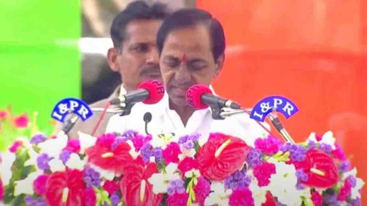 Telangana CM KCR: రాష్ట్రం ప్రగతిపథంలో పయనిస్తోంది.. దేశానికి దిక్సూచిగా మారింది.. జాతీయ జెండాను ఎగురవేసిన సీఎం కేసీఆర్ .. కేంద్రంపై మండిపాటు Telangana CM KCR: రాష్ట్రం ప్రగతిపథంలో పయనిస్తోంది.. దేశానికి దిక్సూచిగా మారింది.. జాతీయ జెండాను ఎగురవేసిన సీఎం కేసీఆర్ .. కేంద్రంపై మండిపాటు