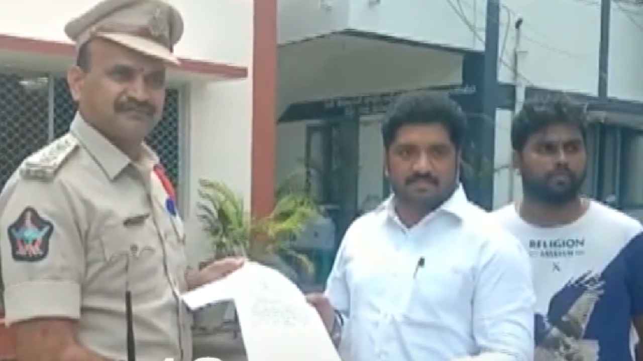 CPS Million March Row : ఉద్యోగ సంఘాల దూకుడుపై ప్రభుత్వం సీరియస్, ఎక్కడికక్కడ ముందస్తు అరెస్టులు CPS Million March Row : ఉద్యోగ సంఘాల దూకుడుపై ప్రభుత్వం సీరియస్, ఎక్కడికక్కడ ముందస్తు అరెస్టులు
