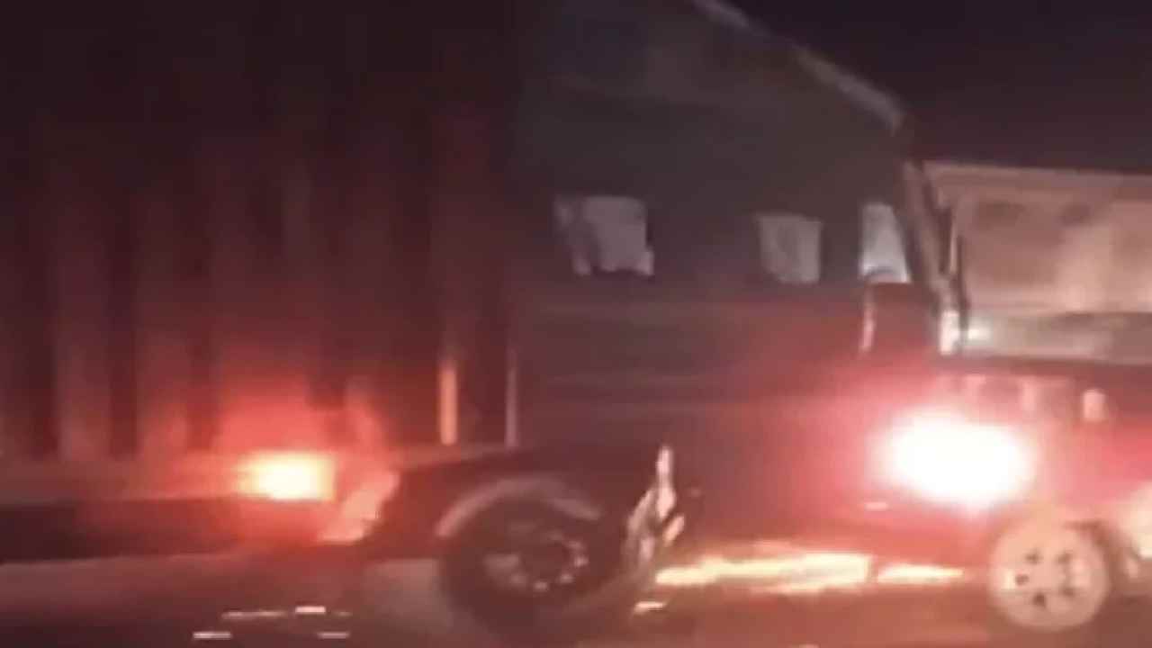 Car Hit: యూపీ లీడర్ కారును ఢీకొట్టి అర కిలోమీటర్ ఈడ్చుకెళ్లిన ట్రక్కు.. వీడియో వైరల్ Car Hit: యూపీ లీడర్ కారును ఢీకొట్టి అర కిలోమీటర్ ఈడ్చుకెళ్లిన ట్రక్కు.. వీడియో వైరల్