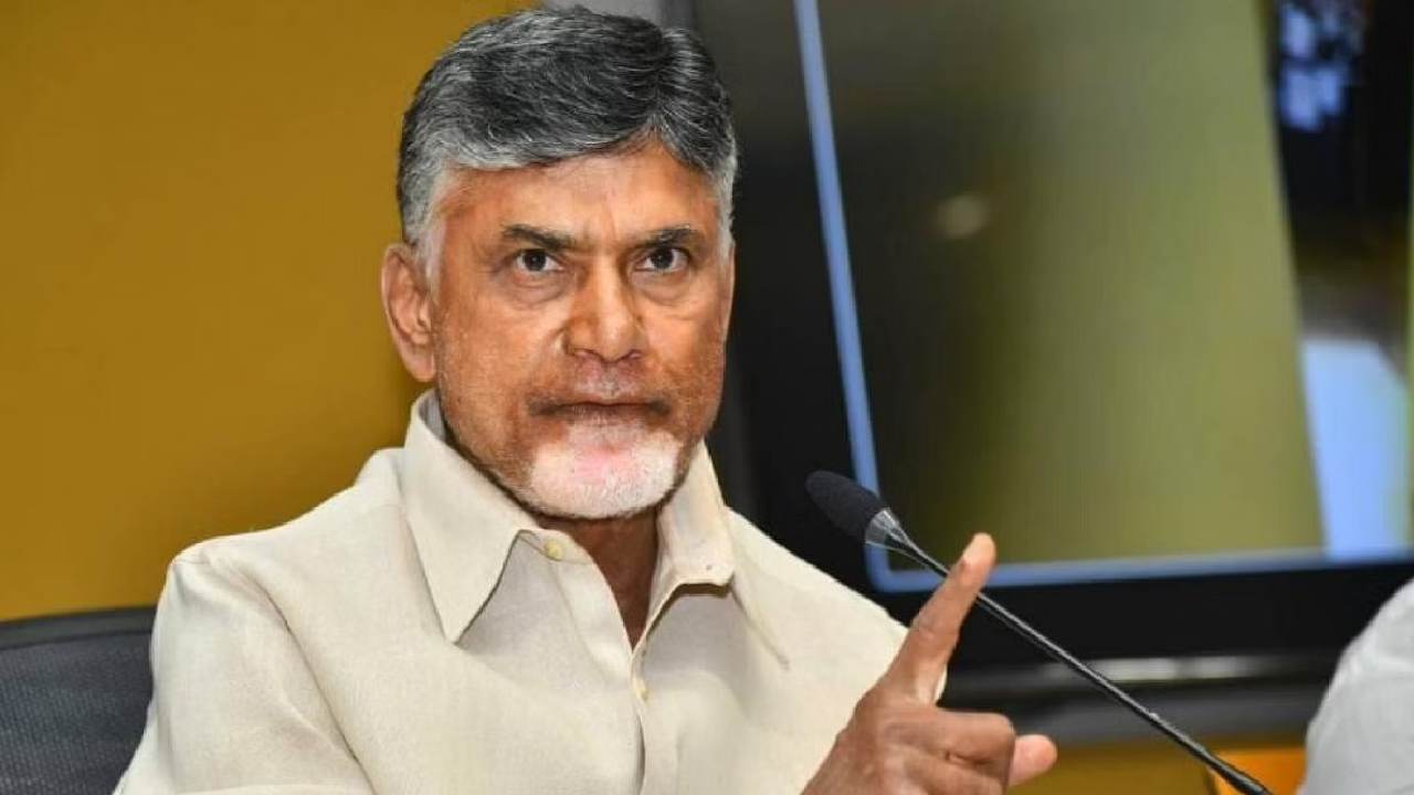 Chandrababu Naidu: చంద్రబాబు పర్యటనలో ఉద్రిక్తత.. వైసీపీ కార్యకర్తలపై బాబు ఫైర్ Chandrababu Naidu: చంద్రబాబు పర్యటనలో ఉద్రిక్తత.. వైసీపీ కార్యకర్తలపై బాబు ఫైర్