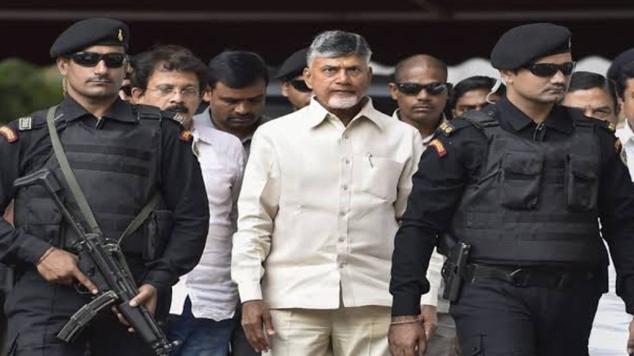 Chandrababu Security Increased : చంద్రబాబుకు భద్రత పెంపు.. 12 మంది ఎన్ఎస్జీ కమాండోలతో సెక్యూరిటీ Chandrababu Security Increased : చంద్రబాబుకు భద్రత పెంపు.. 12 మంది ఎన్ఎస్జీ కమాండోలతో సెక్యూరిటీ