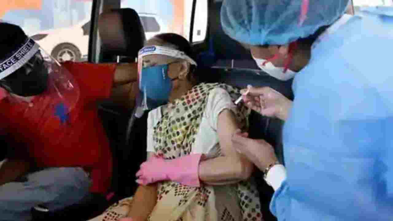 Delhi Covid-19 Cases: ఢిల్లీలో మళ్లీ విజృంభిస్తున్న కరోనా.. ఆందోళనకరంగా పాజిటివిటీ రేటు Delhi Covid-19 Cases: ఢిల్లీలో మళ్లీ విజృంభిస్తున్న కరోనా.. ఆందోళనకరంగా పాజిటివిటీ రేటు
