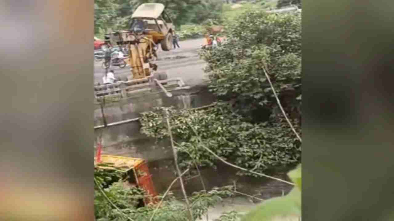 Crane Falls Off Bridge: కాల్వలో పడ్డ ట్రక్కు.. పైకి లాగబోయి కుప్పకూలిన క్రేన్.. వీడియో వైరల్ Crane Falls Off Bridge: కాల్వలో పడ్డ ట్రక్కు.. పైకి లాగబోయి కుప్పకూలిన క్రేన్.. వీడియో వైరల్