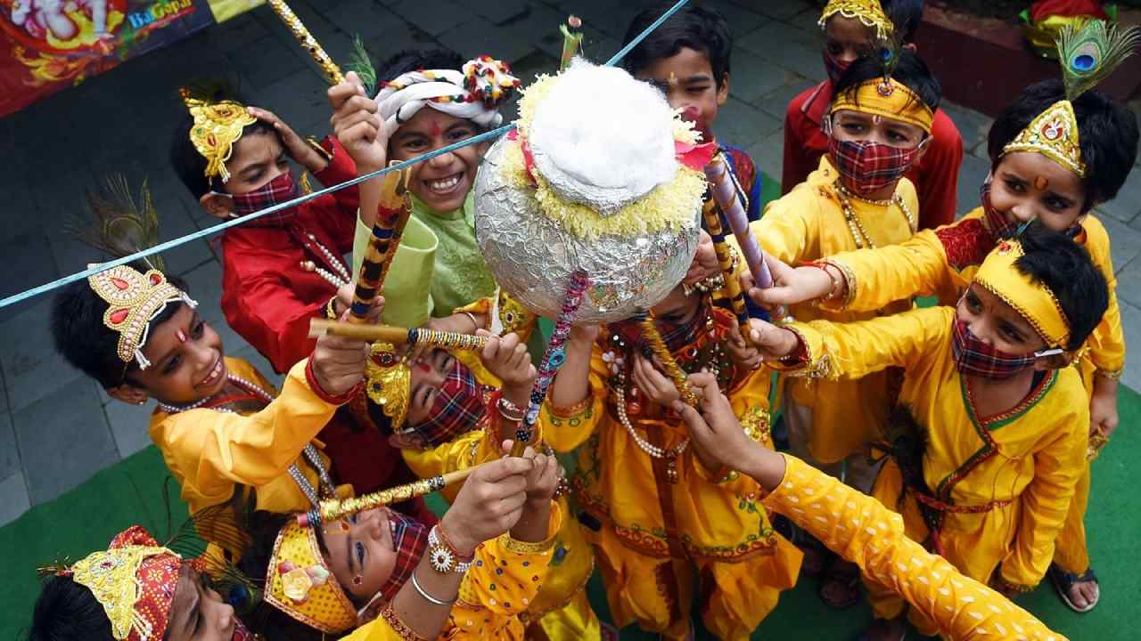 Dahi Handi: ఉట్టికొడితే రూ.55 లక్షలు.. స్పెయిన్ యాత్ర.. భారీ బహుమతులు ప్రకటించిన పార్టీలు Dahi Handi: ఉట్టికొడితే రూ.55 లక్షలు.. స్పెయిన్ యాత్ర.. భారీ బహుమతులు ప్రకటించిన పార్టీలు