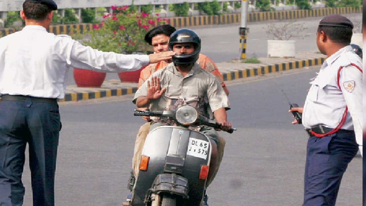 Fake Traffic Police: అసలు పోలీసులతో కలిసిపోయి చలాన్లు వసూలు చేస్తున్న నకిలీ ట్రాఫిక్ పోలీస్ Fake Traffic Police: అసలు పోలీసులతో కలిసిపోయి చలాన్లు వసూలు చేస్తున్న నకిలీ ట్రాఫిక్ పోలీస్