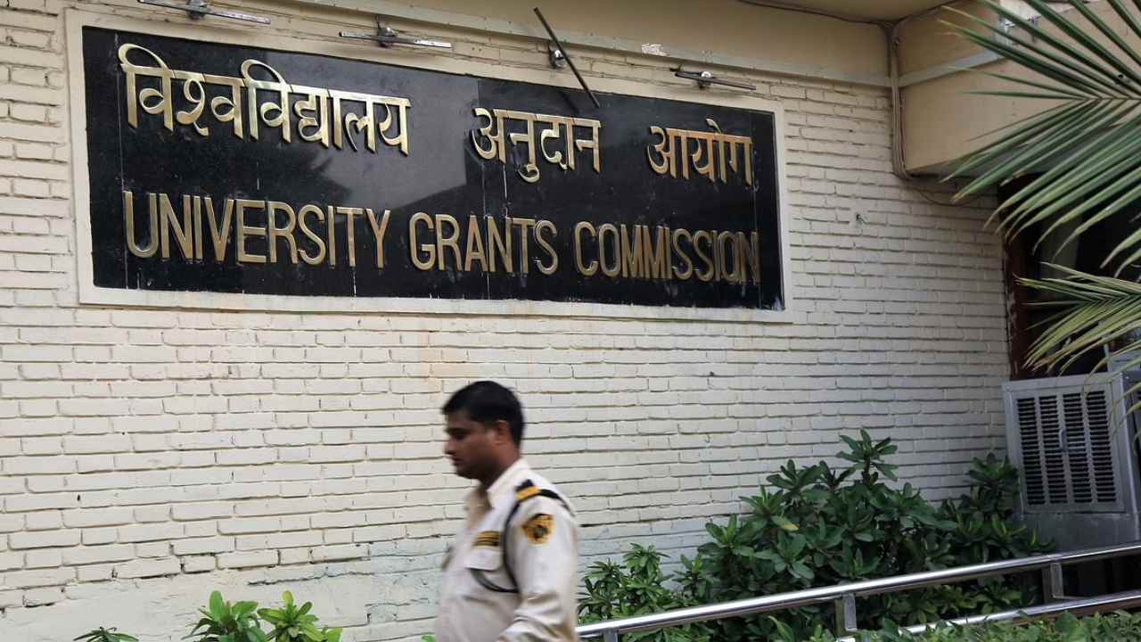 Fake Universities List: ఫేక్ యూనివర్సిటీల లిస్టు విడుదల చేసిన యూజీసీ.. జాబితాలో ఏపీ యూనివర్సిటీ Fake Universities List: ఫేక్ యూనివర్సిటీల లిస్టు విడుదల చేసిన యూజీసీ.. జాబితాలో ఏపీ యూనివర్సిటీ