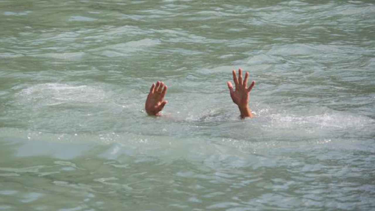 Family Drown In Pond : తీవ్ర విషాదం.. టిఫిన్ బాక్స్ కడిగేందుకు వెళ్లి మృత్యువాత.. చెరువులో పడి ఐదుగురు మృతి Family Drown In Pond : తీవ్ర విషాదం.. టిఫిన్ బాక్స్ కడిగేందుకు వెళ్లి మృత్యువాత.. చెరువులో పడి ఐదుగురు మృతి