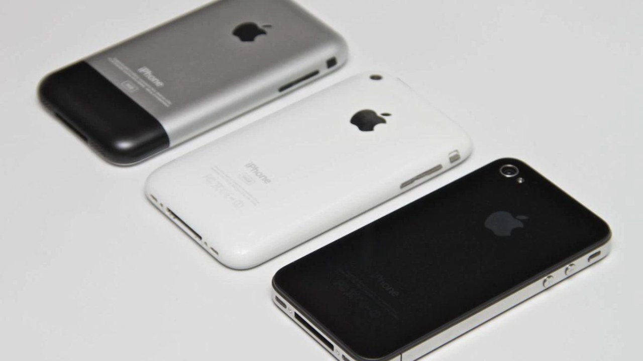 First-Gen Apple iPhone Sold For Rs 28 Lakh along with 70 more Apple Gadgets 