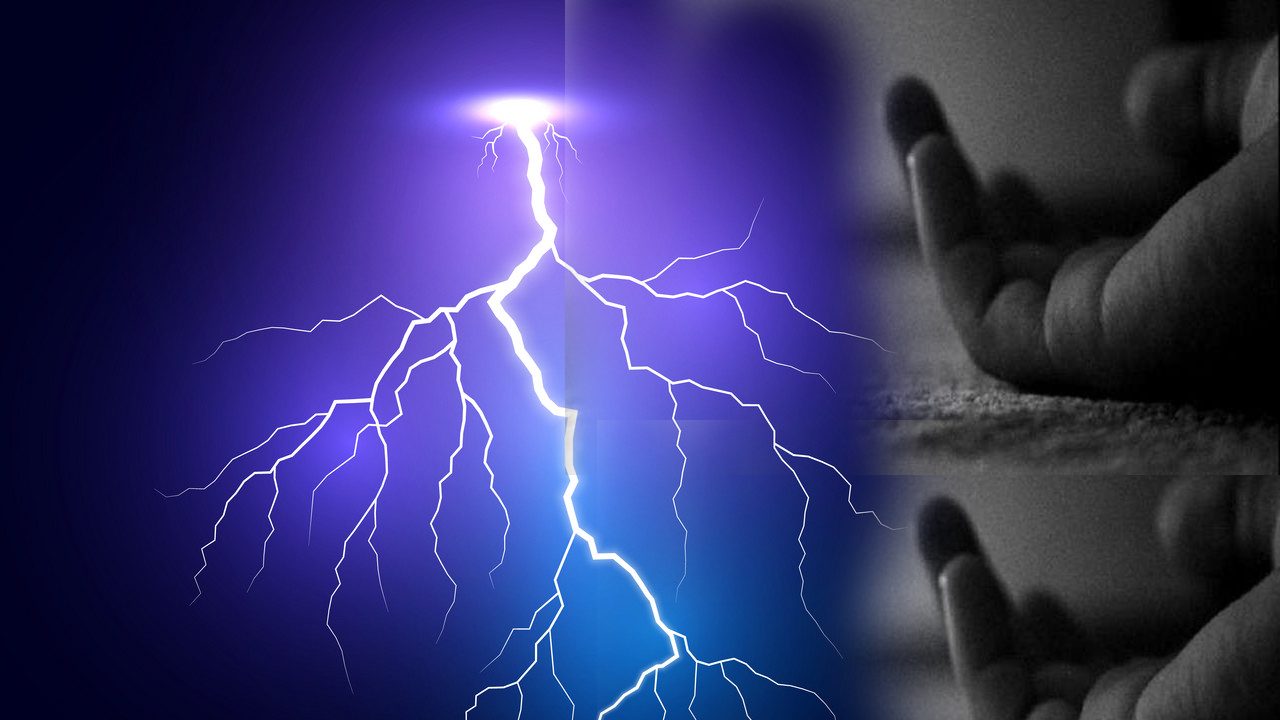 Andhra Pradesh : ఏలూరు జిల్లాలో పిడుగుపడి నలుగురు కూలీలు మృతి Andhra Pradesh : ఏలూరు జిల్లాలో పిడుగుపడి నలుగురు కూలీలు మృతి