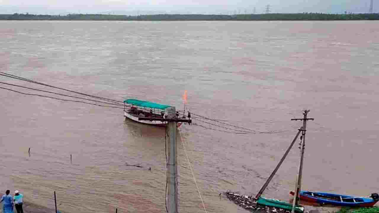 Godavari floods: భద్రాచలం వద్ద కొనసాగుతున్న గోదావరి ఉధృతి.. మూడో ప్రమాద హెచ్చరిక జారీ Godavari floods: భద్రాచలం వద్ద కొనసాగుతున్న గోదావరి ఉధృతి.. మూడో ప్రమాద హెచ్చరిక జారీ