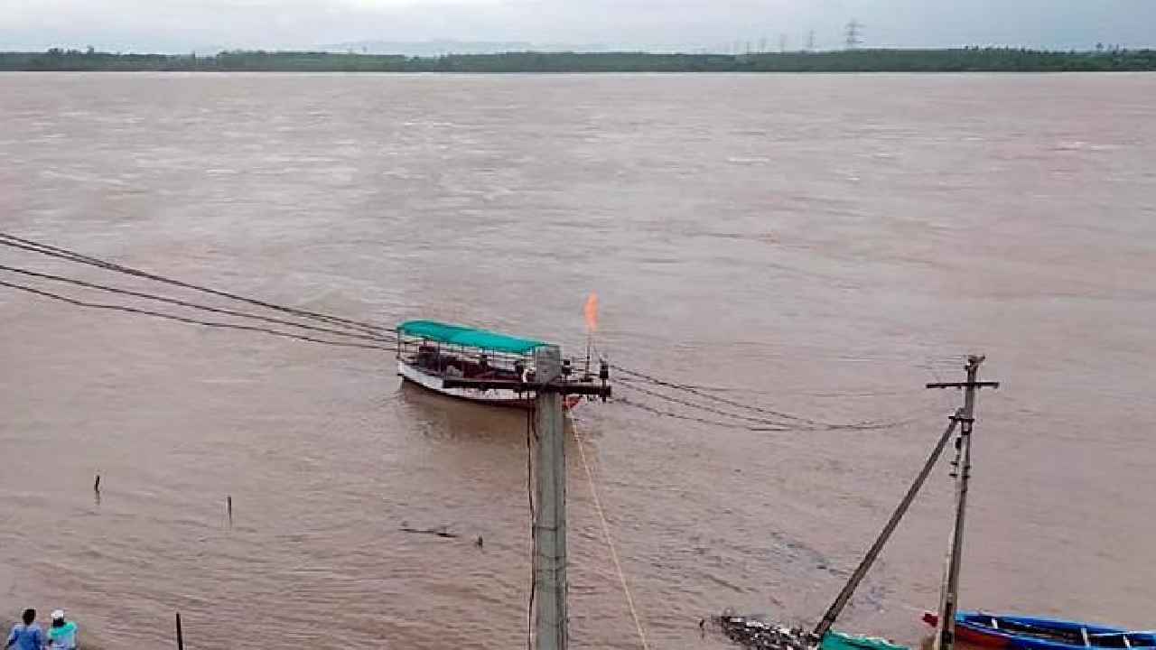 Godavari Flood Surge Continues : భద్రాచలం వద్ద మళ్లీ గోదావరి ఉధృతి.. నాగార్జున సాగర్కు పోటెత్తుతున్న వరద Godavari Flood Surge Continues : భద్రాచలం వద్ద మళ్లీ గోదావరి ఉధృతి.. నాగార్జున సాగర్కు పోటెత్తుతున్న వరద