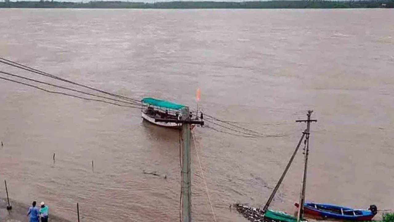 Godavari Flood: మళ్లీ ఉగ్రరూపం దాల్చుతున్న గోదావరి.. భద్రాచలం వద్ద రెండో ప్రమాద హెచ్చరిక జారీ.. Godavari Flood: మళ్లీ ఉగ్రరూపం దాల్చుతున్న గోదావరి.. భద్రాచలం వద్ద రెండో ప్రమాద హెచ్చరిక జారీ..