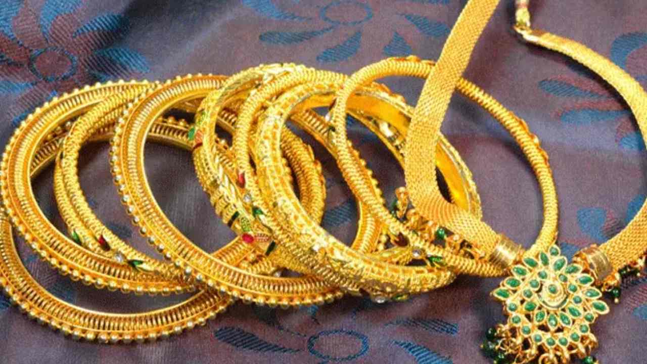 Gold Silver Price: స్వల్పంగా తగ్గిన బంగారం, వెండి ధరలు.. తెలుగు రాష్ట్రాల్లో ఎంతంటే.. Gold Silver Price: స్వల్పంగా తగ్గిన బంగారం, వెండి ధరలు.. తెలుగు రాష్ట్రాల్లో ఎంతంటే..