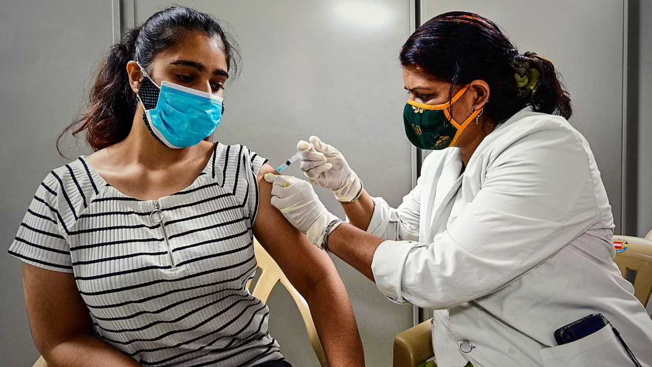 Haryana: కూతురుకు కోవిడ్ వ్యాక్సిన్ ఇచ్చినందుకు వైద్య సిబ్బందిపై తండ్రి దాడి Haryana: కూతురుకు కోవిడ్ వ్యాక్సిన్ ఇచ్చినందుకు వైద్య సిబ్బందిపై తండ్రి దాడి