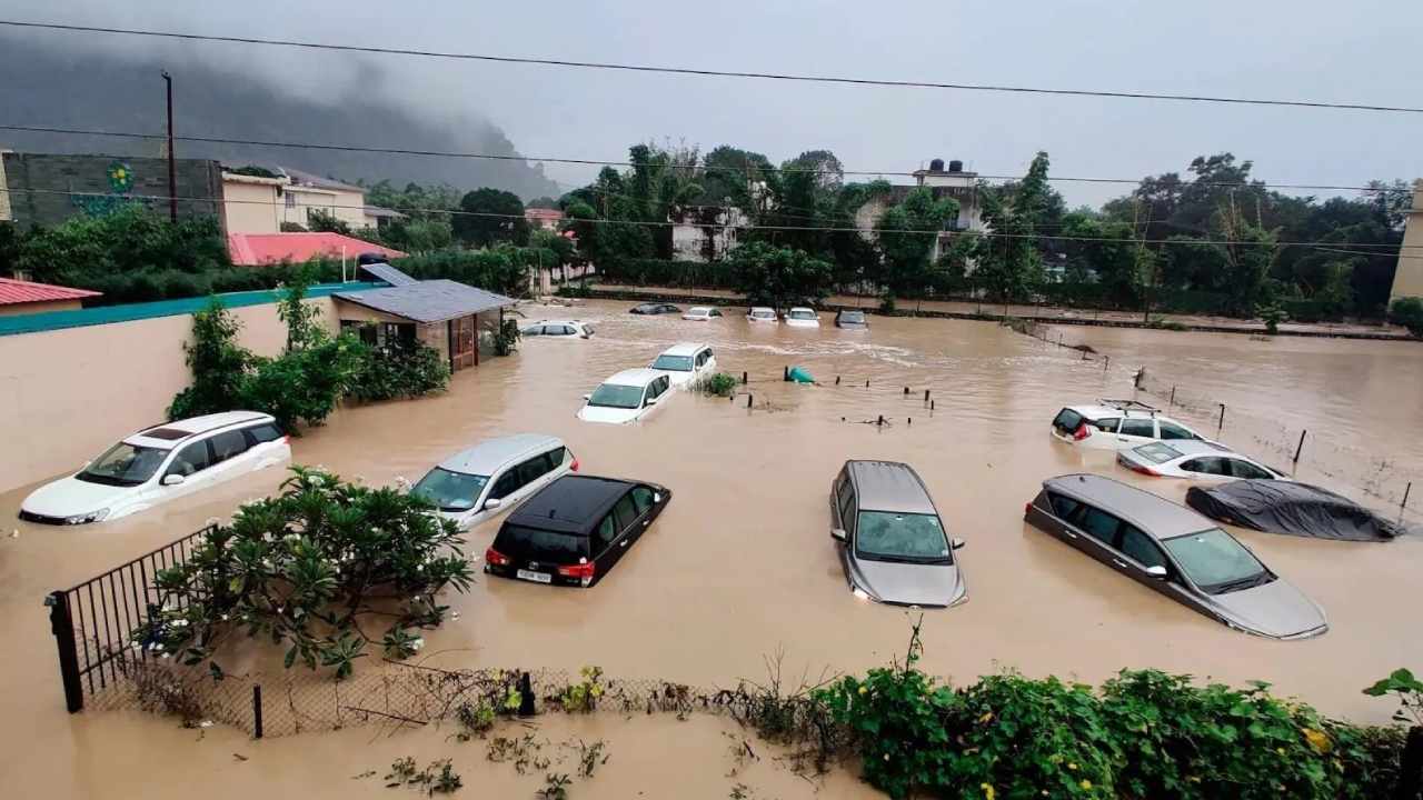 Heavy Rain: భారీ వరదలకు ఒక్కరోజే 31 మంది మృతి.. పలువురు గల్లంతు Heavy Rain: భారీ వరదలకు ఒక్కరోజే 31 మంది మృతి.. పలువురు గల్లంతు