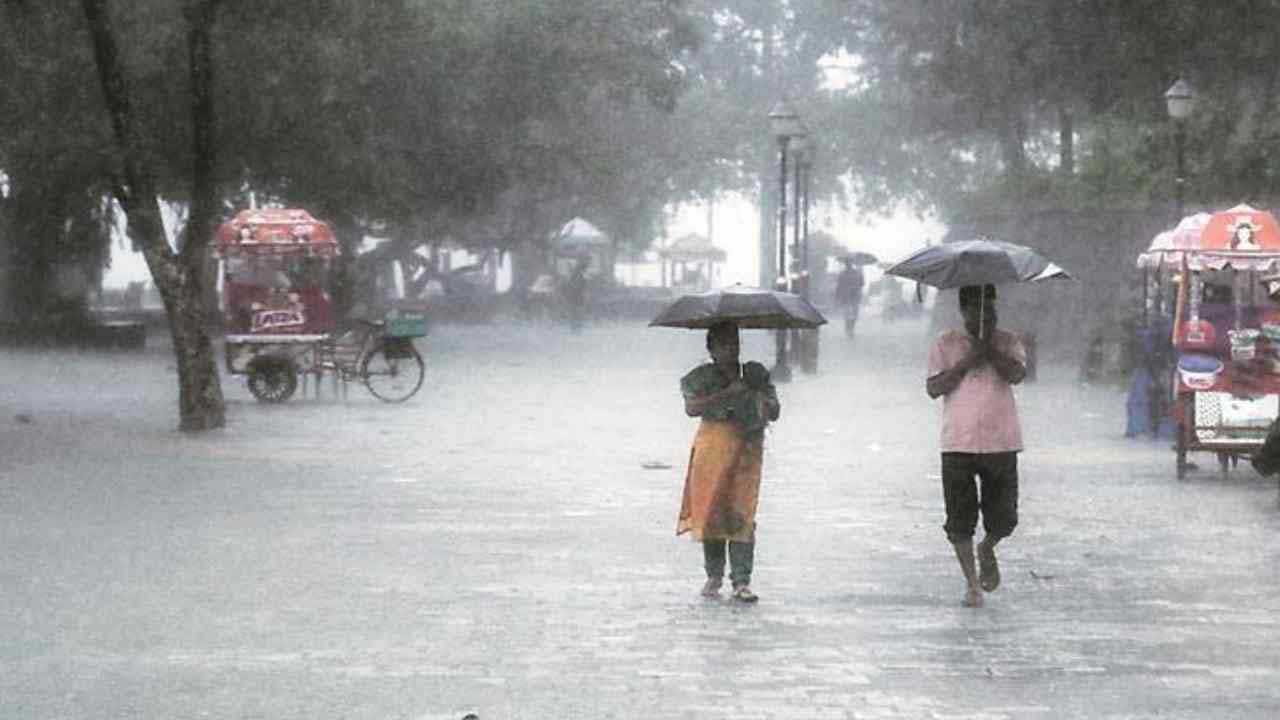 Heavy Rains In Telugu States: తెలుగు రాష్ట్రాల్లో దంచికొడుతున్న వర్షాలు.. ఆ జిల్లాల్లో ఈదురు గాలులతో భారీ వర్షాలు.. Heavy Rains In Telugu States: తెలుగు రాష్ట్రాల్లో దంచికొడుతున్న వర్షాలు.. ఆ జిల్లాల్లో ఈదురు గాలులతో భారీ వర్షాలు..