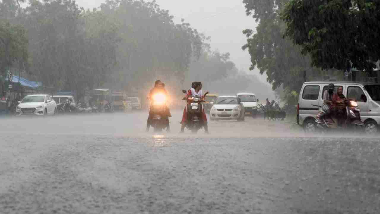 Heavy Rains: తెలంగాణలో నేడు, రేపు భారీ వర్షాలు.. ఆ జిల్లాలకు కుంభవృష్టి ముప్పు.. Heavy Rains: తెలంగాణలో నేడు, రేపు భారీ వర్షాలు.. ఆ జిల్లాలకు కుంభవృష్టి ముప్పు..