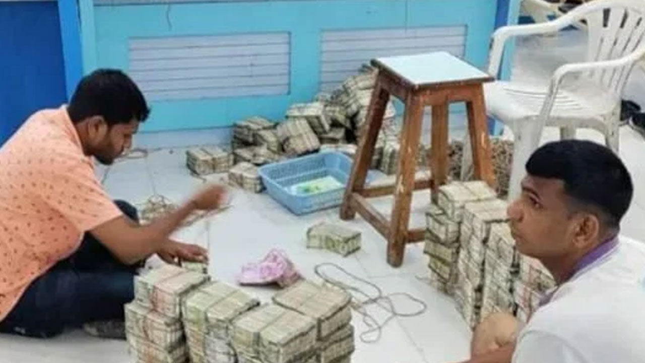 IT raids in Maha: రూటు మార్చిన ఐటీ అధికారులు.. పెళ్లివారమంటూ బడా వ్యాపారి ఇంట్లో రైడ్స్ IT raids in Maha: రూటు మార్చిన ఐటీ అధికారులు.. పెళ్లివారమంటూ బడా వ్యాపారి ఇంట్లో రైడ్స్
