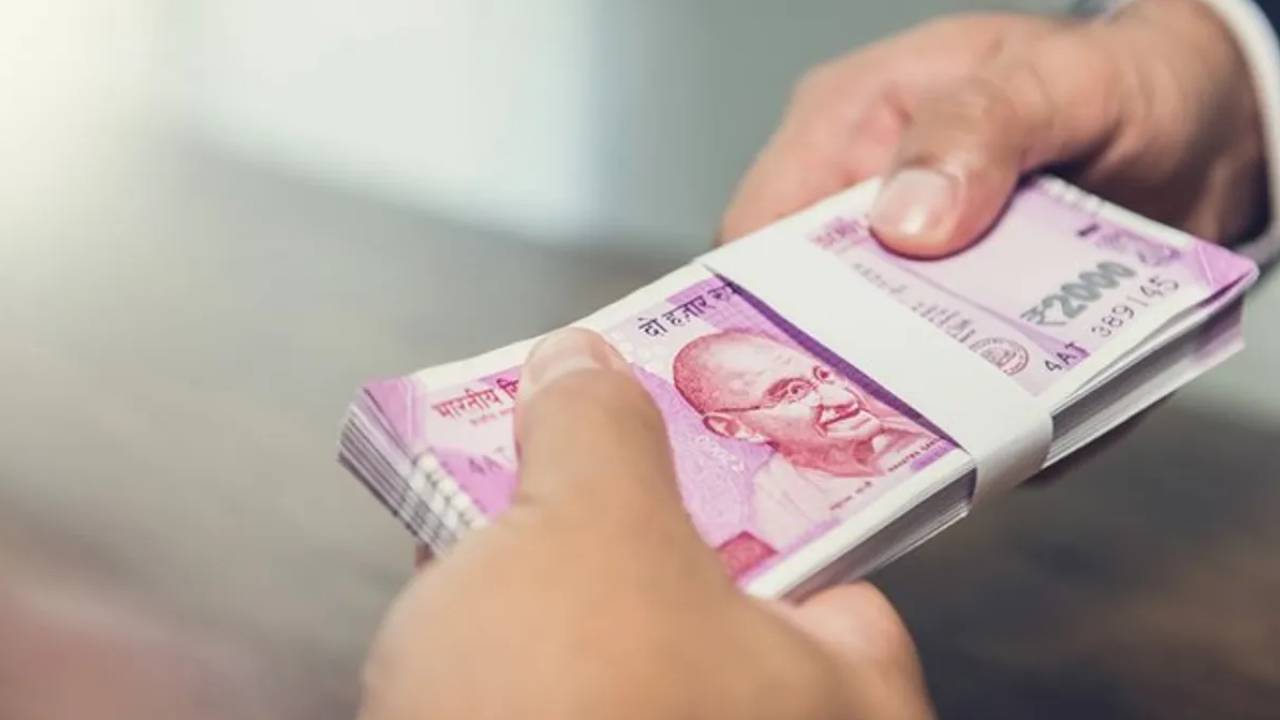 Income tax: నగదు లావాదేవీలపై ఆదాయపు పన్ను శాఖ కన్ను.. 20 వేలు దాటితే నిషేధం Income tax: నగదు లావాదేవీలపై ఆదాయపు పన్ను శాఖ కన్ను.. 20 వేలు దాటితే నిషేధం