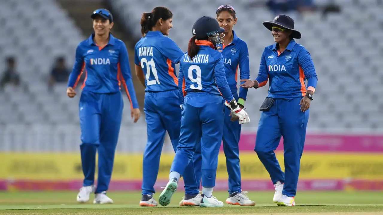 India Beat England: కామన్వెల్త్లో భారత్కు మరో పతకం ఖాయం.. ఫైనల్కు దూసుకెళ్లిన మహిళా క్రికెట్ జట్టు India Beat England: కామన్వెల్త్లో భారత్కు మరో పతకం ఖాయం.. ఫైనల్కు దూసుకెళ్లిన మహిళా క్రికెట్ జట్టు