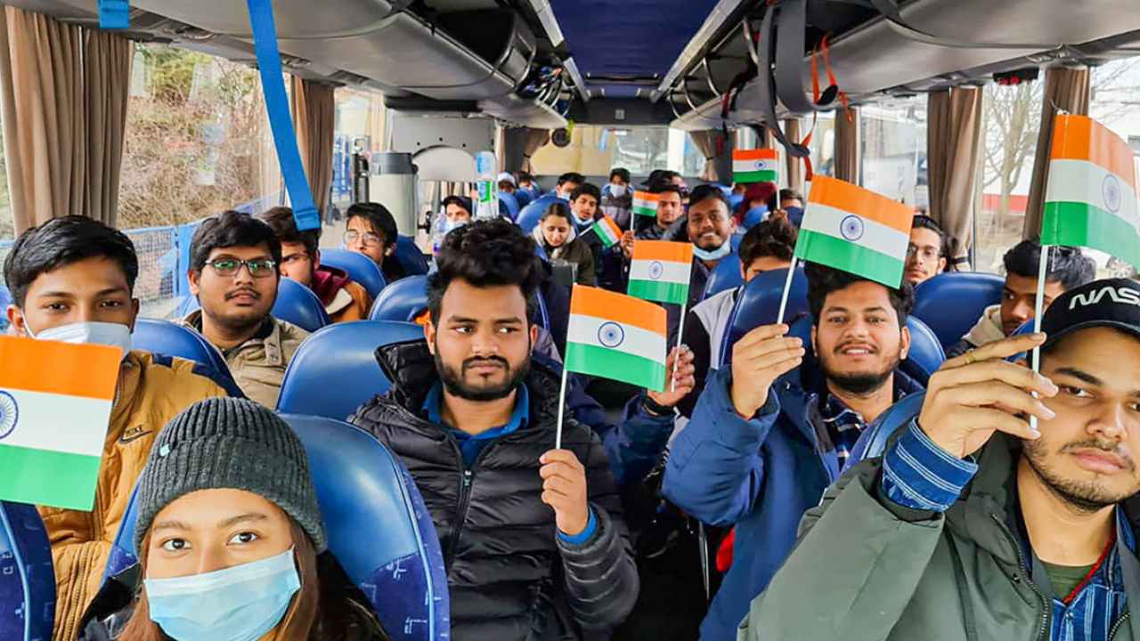 Indian Students: భారత విద్యార్థులకు గుడ్ న్యూస్.. మెడికల్ విద్యార్థులు తిరిగి రావాలన్న ఉక్రెయిన్ Indian Students: భారత విద్యార్థులకు గుడ్ న్యూస్.. మెడికల్ విద్యార్థులు తిరిగి రావాలన్న ఉక్రెయిన్