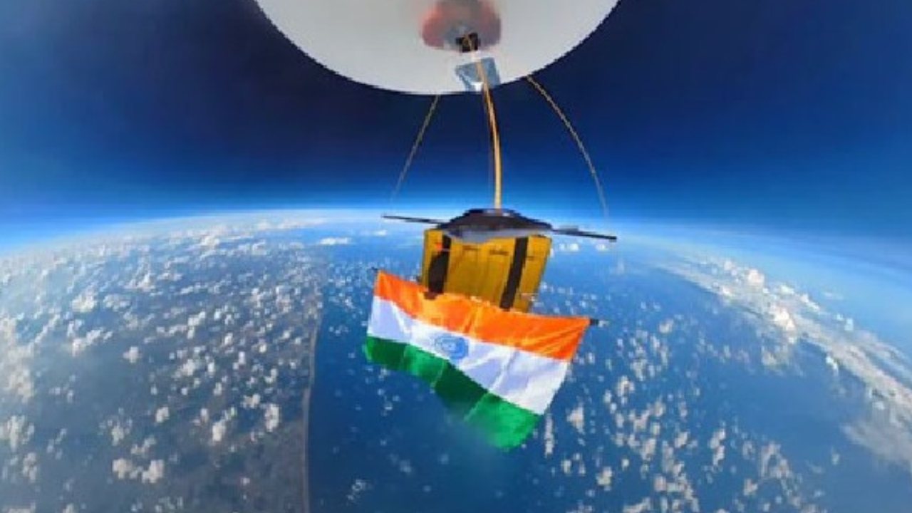 Indian National Flag : భూమి నుంచి 30 కి.మీ ఎత్తులో భారత జాతీయ జెండా ఆవిష్కరణ Indian National Flag : భూమి నుంచి 30 కి.మీ ఎత్తులో భారత జాతీయ జెండా ఆవిష్కరణ