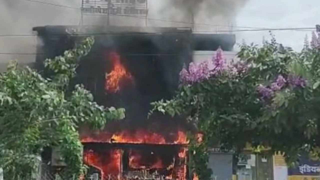 Jabalpur Fire: ఆ డాక్టర్లను పట్టిస్తే పదివేల రూపాయల బహుమతి.. ఎందుకంటే Jabalpur Fire: ఆ డాక్టర్లను పట్టిస్తే పదివేల రూపాయల బహుమతి.. ఎందుకంటే