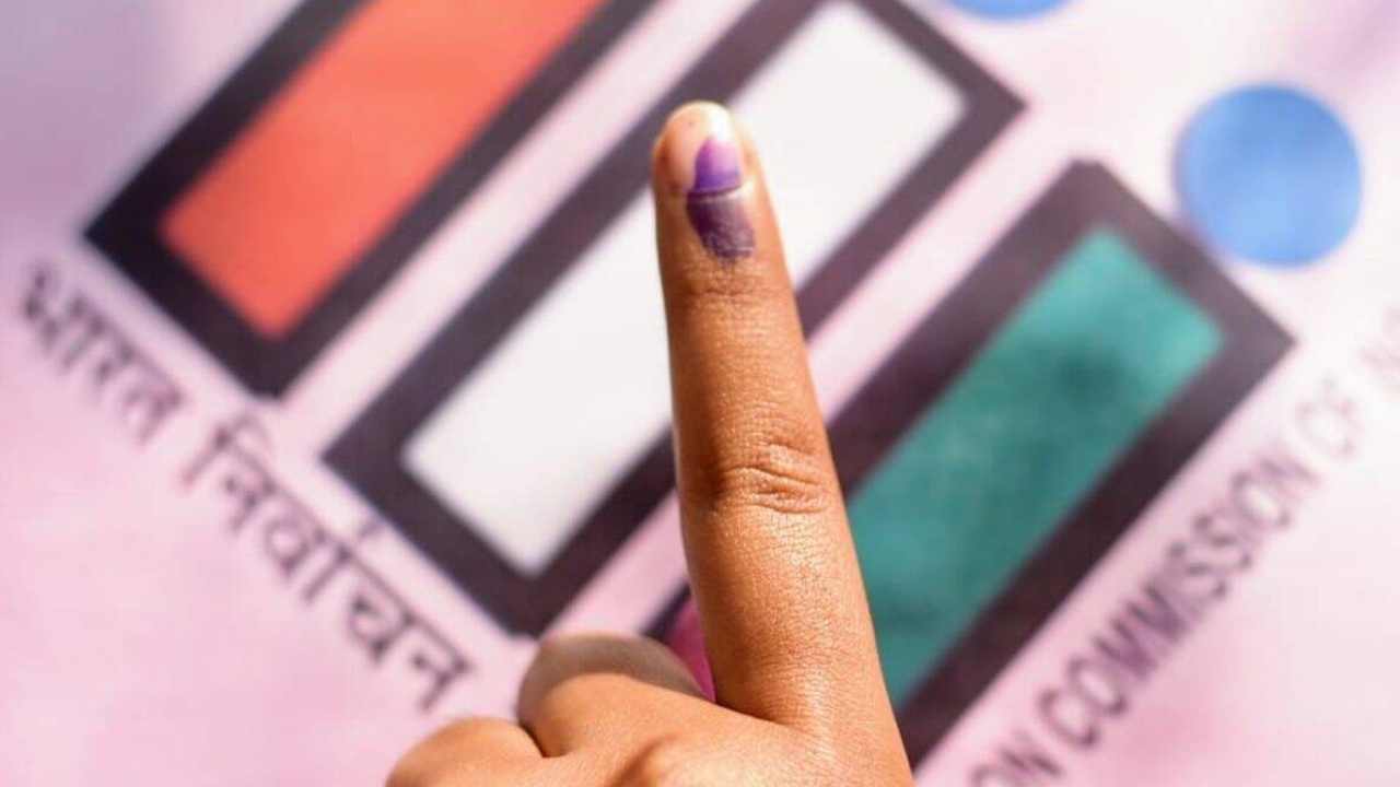 Jammu and Kashmir: స్థానికేతరులకు జమ్మూలో ఓటు హక్కు.. వ్యతిరేకిస్తున్న ప్రతిపక్షాలు Jammu and Kashmir: స్థానికేతరులకు జమ్మూలో ఓటు హక్కు.. వ్యతిరేకిస్తున్న ప్రతిపక్షాలు