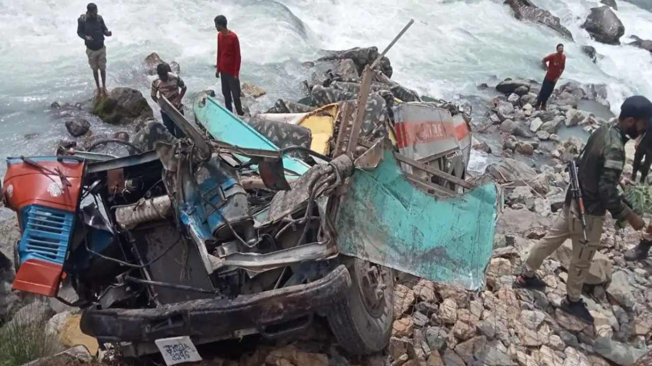 Jawans killed: నదిలో పడ్డ బస్సు.. ఆరుగురు ఐటీబీపీ జవాన్ల మృతి Jawans killed: నదిలో పడ్డ బస్సు.. ఆరుగురు ఐటీబీపీ జవాన్ల మృతి