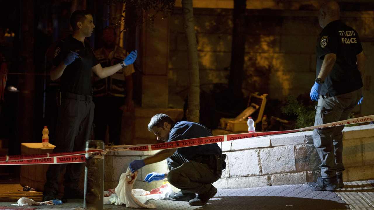 Jerusalem Shooting: జెరూసలేంలో బస్సుపై కాల్పులు జరిపిన గుర్తుతెలియని వ్యక్తి.. ఇద్దరి పరిస్థితి విషమం.. Jerusalem Shooting: జెరూసలేంలో బస్సుపై కాల్పులు జరిపిన గుర్తుతెలియని వ్యక్తి.. ఇద్దరి పరిస్థితి విషమం..