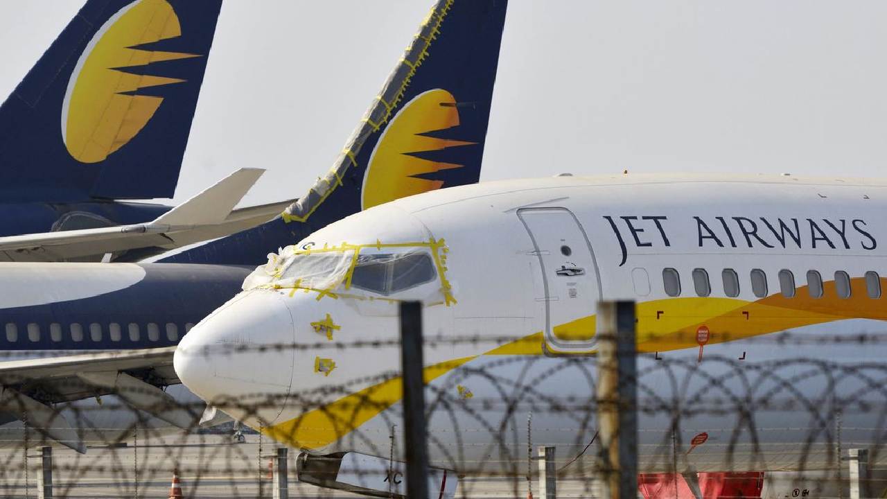 Jet Airways: మూడున్నరేళ్ల తర్వాత ప్రారంభం కానున్న జెట్ ఎయిర్వేస్ సేవలు Jet Airways: మూడున్నరేళ్ల తర్వాత ప్రారంభం కానున్న జెట్ ఎయిర్వేస్ సేవలు