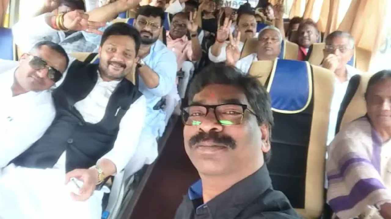 Jharkhand political crisis: ఝార్ఖండ్లో మొదలైన రిసార్ట్ రాజకీయం.. రహస్య ప్రదేశానికి అధికార పార్టీ ఎమ్మెల్యేలు Jharkhand political crisis: ఝార్ఖండ్లో మొదలైన రిసార్ట్ రాజకీయం.. రహస్య ప్రదేశానికి అధికార పార్టీ ఎమ్మెల్యేలు